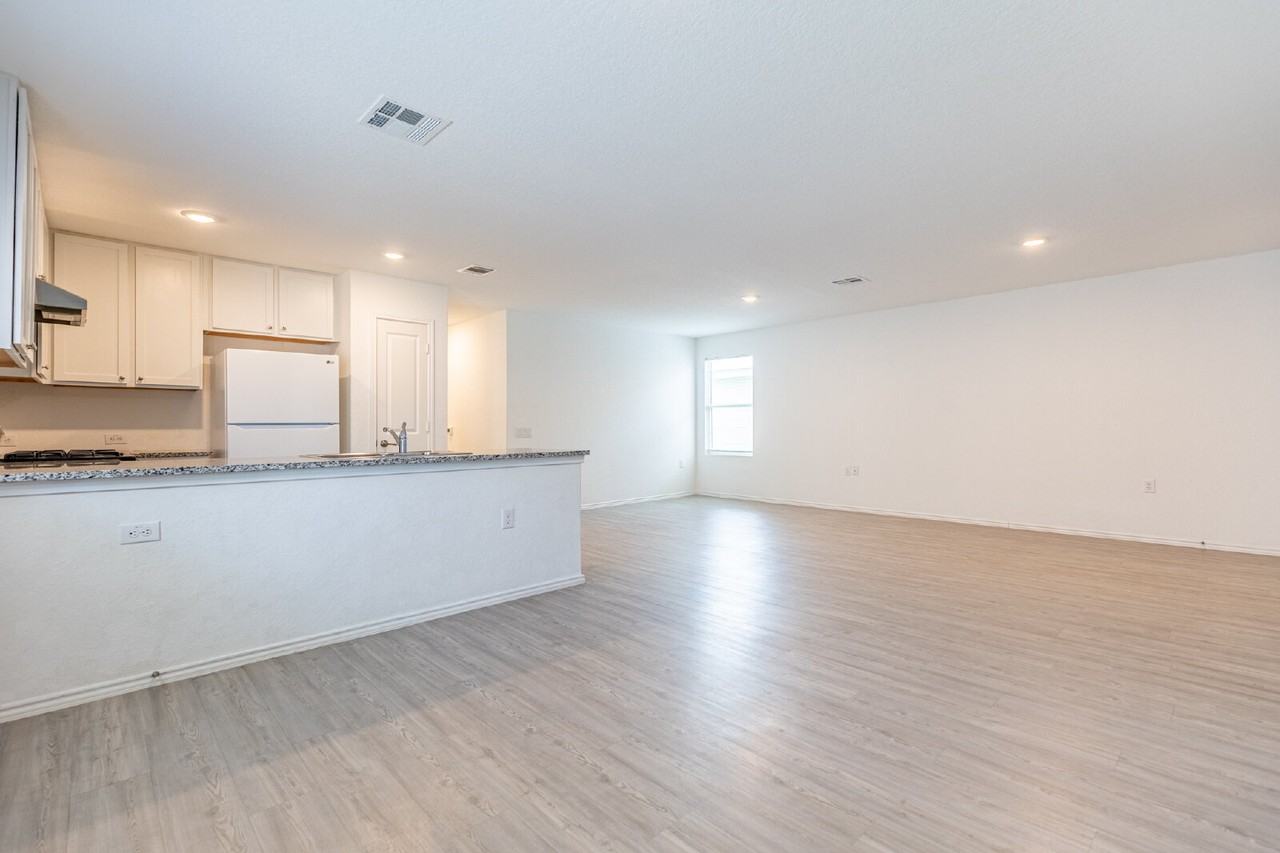 4439 Zoe Pass - Photo 7 of 33