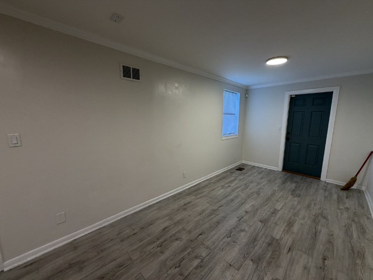 1370 Franklin St - Photo 2 of 9