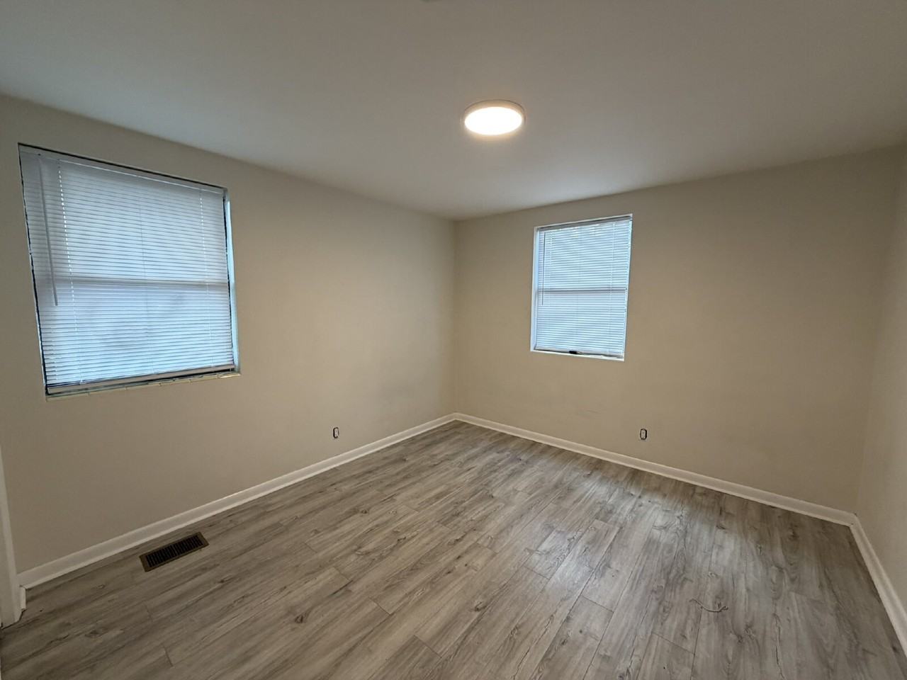 1370 Franklin St - Photo 7 of 9