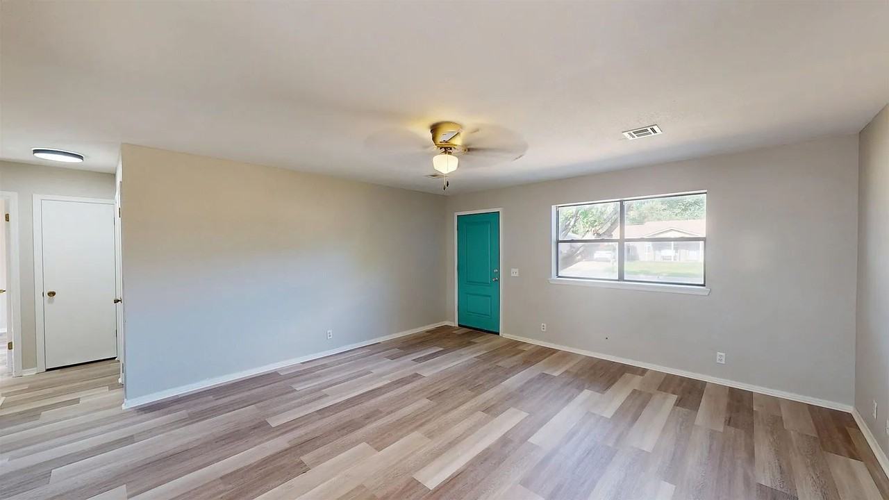 3219 Edgewater Dr - Photo 2 of 10