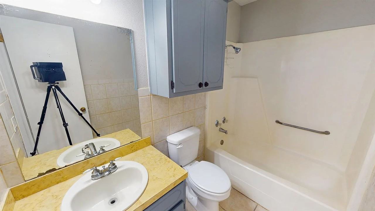 3219 Edgewater Dr - Photo 3 of 10