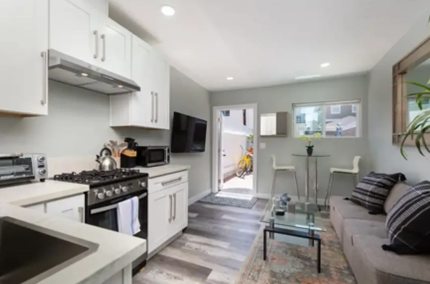 3978 Lamont St #B - Photo 4 of 6