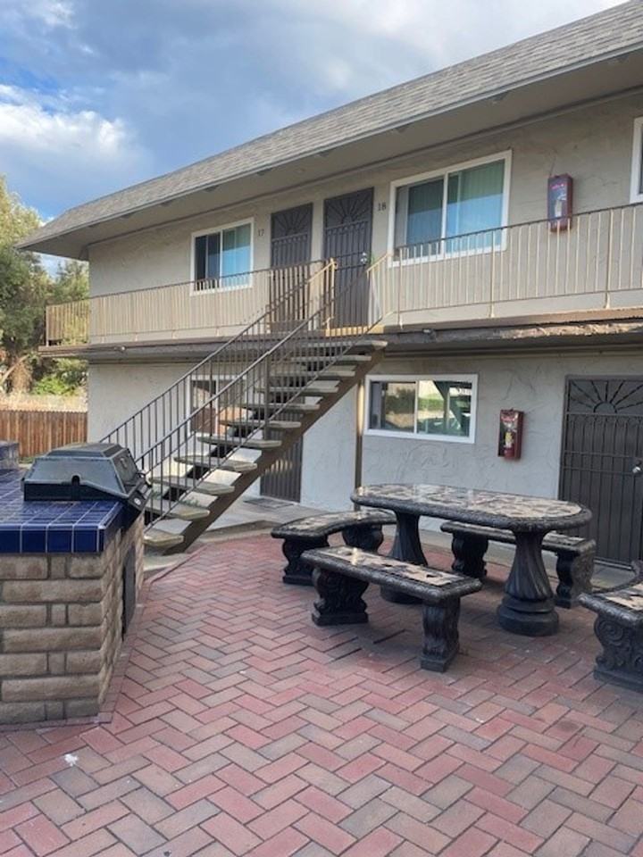 Leo's Apartments - Photo 4 of 14