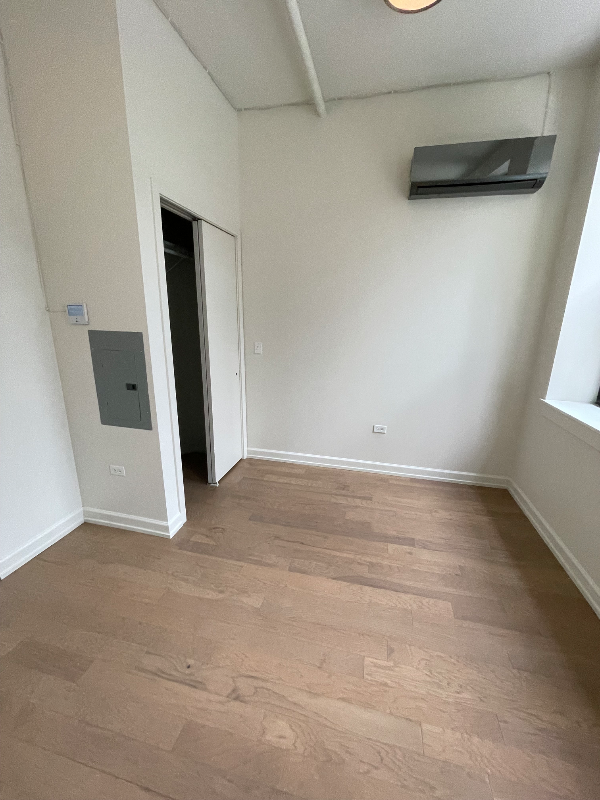 117 N Clark St - Photo 3 of 9