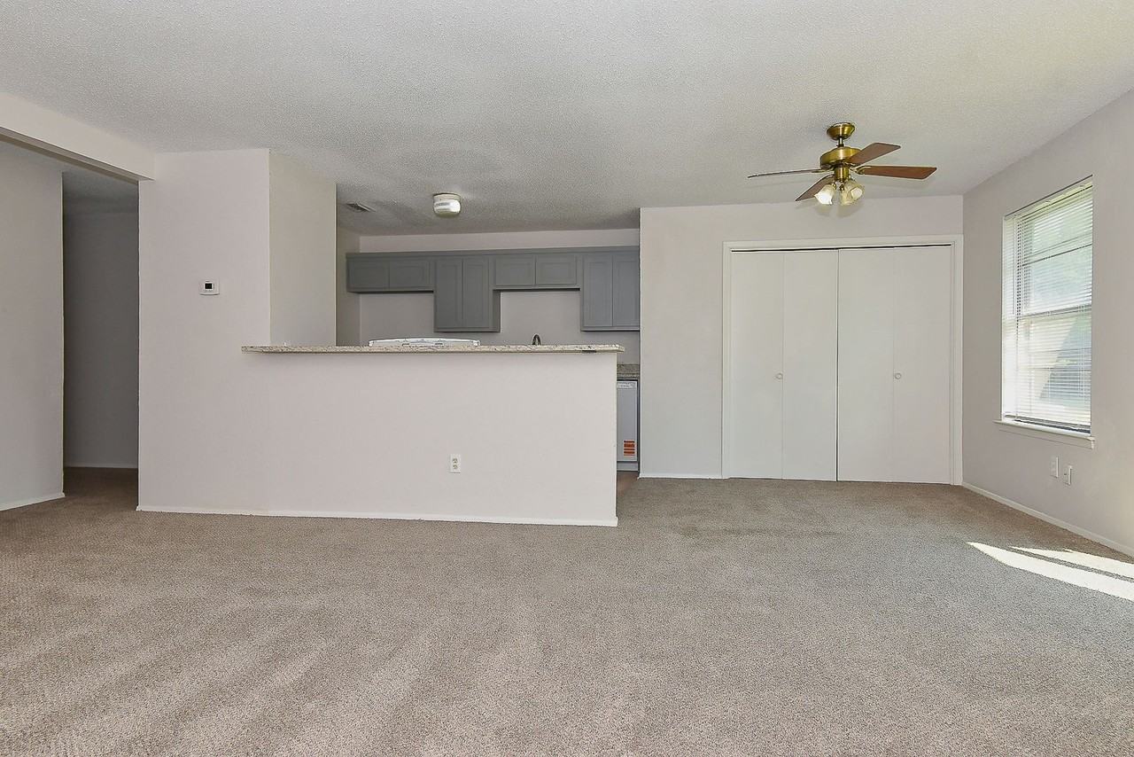 1703 La Fontaine Ln - Photo 5 of 38