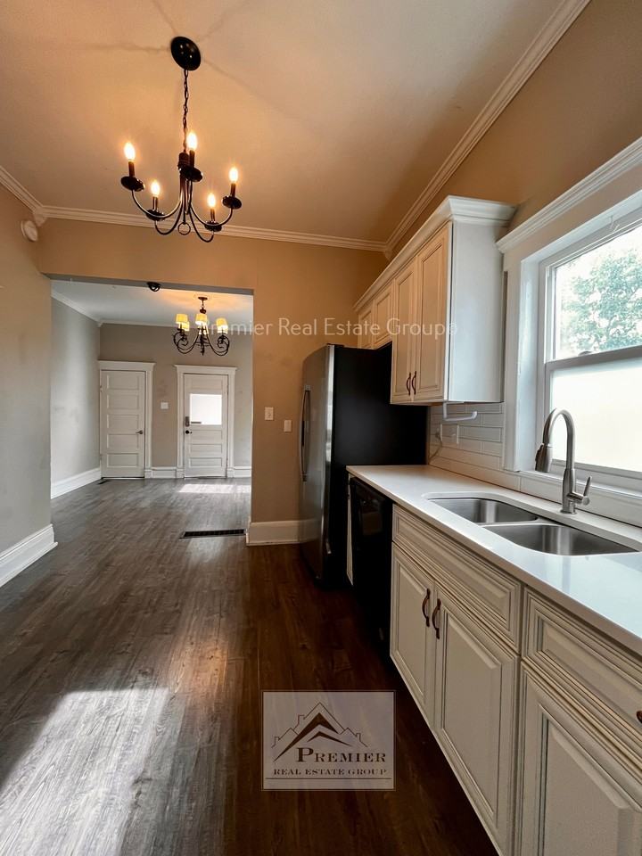 2427 West Platte Avenue - Photo 4 of 11