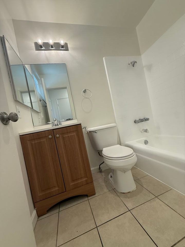 1133 Freeman Ave - Photo 6 of 17