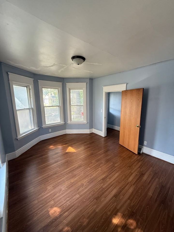 1124 3rd St - Photo 2 of 4