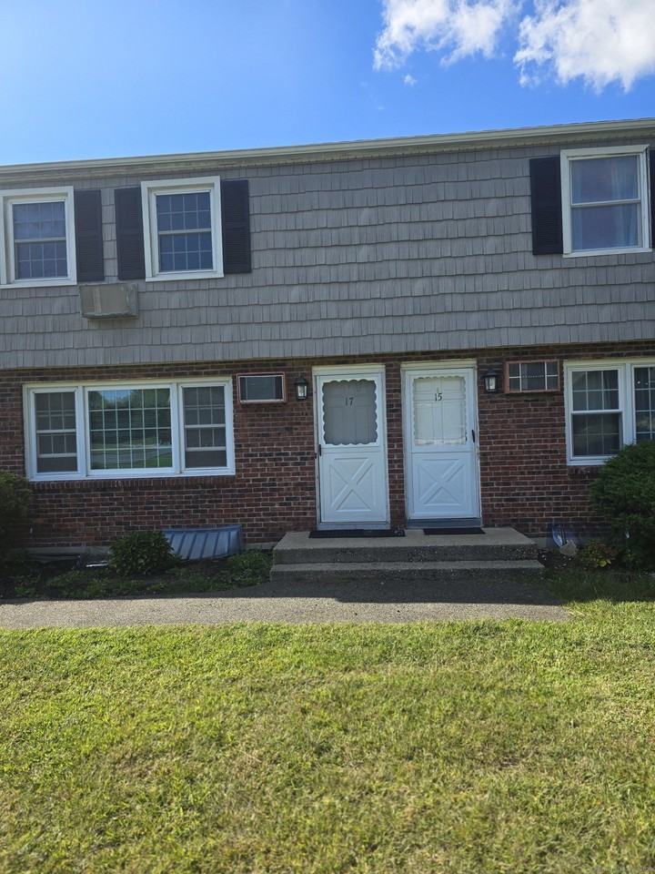 17 Old Farms Ln #17 - Photo 2 of 15