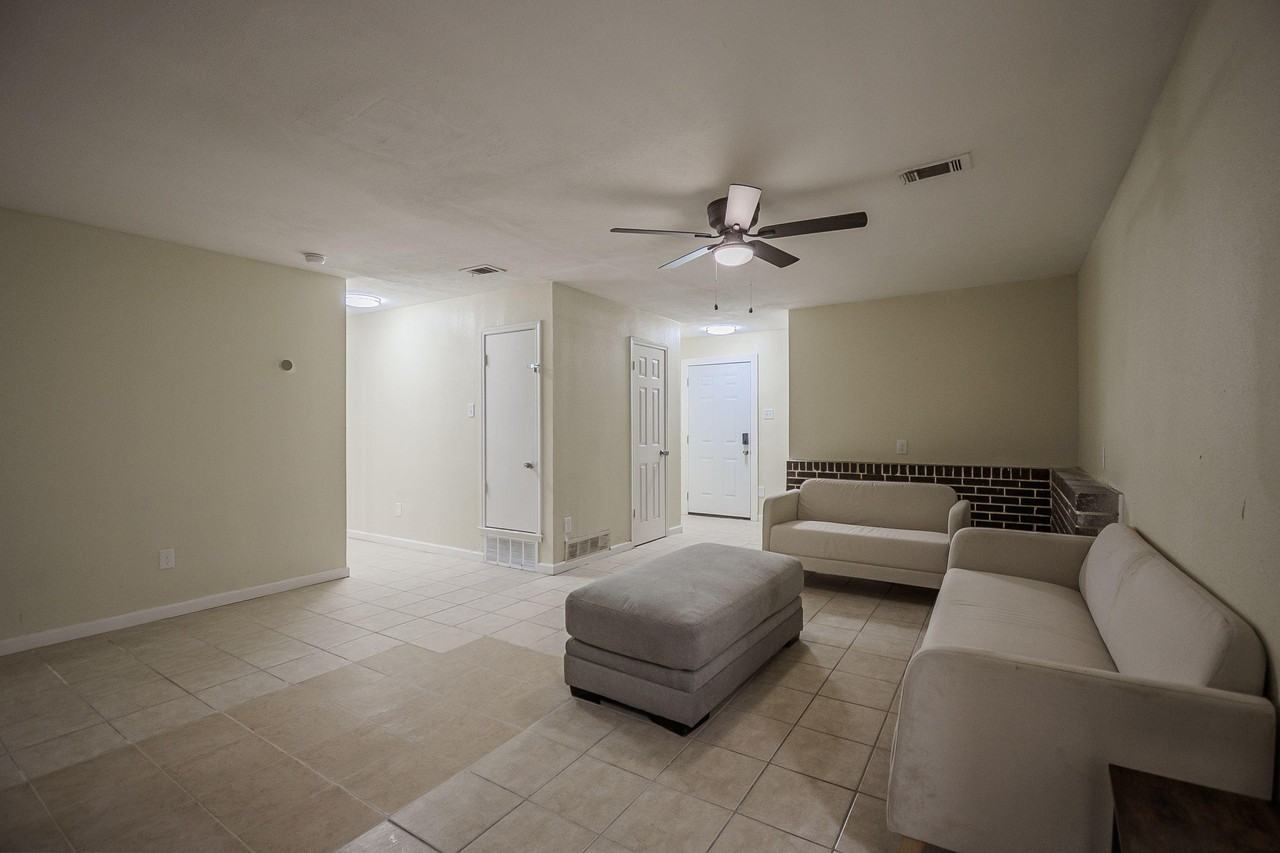 Cove Hollow Dr - Photo 2 of 10