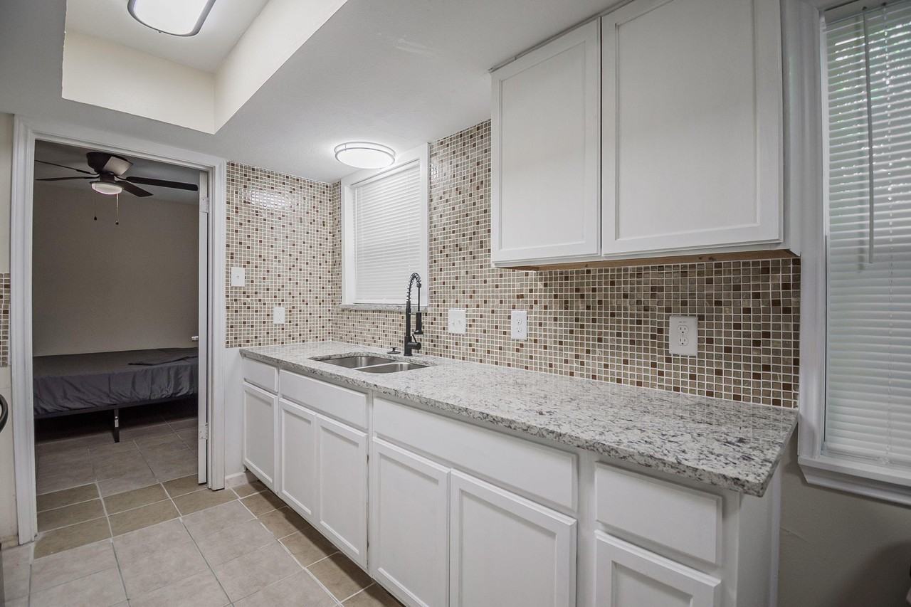 Cove Hollow Dr - Photo 4 of 10