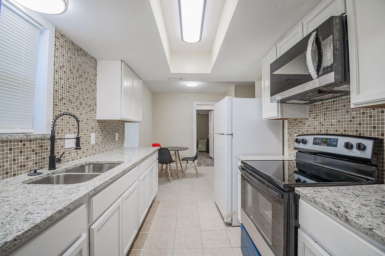 Cove Hollow Dr - Photo 5 of 10