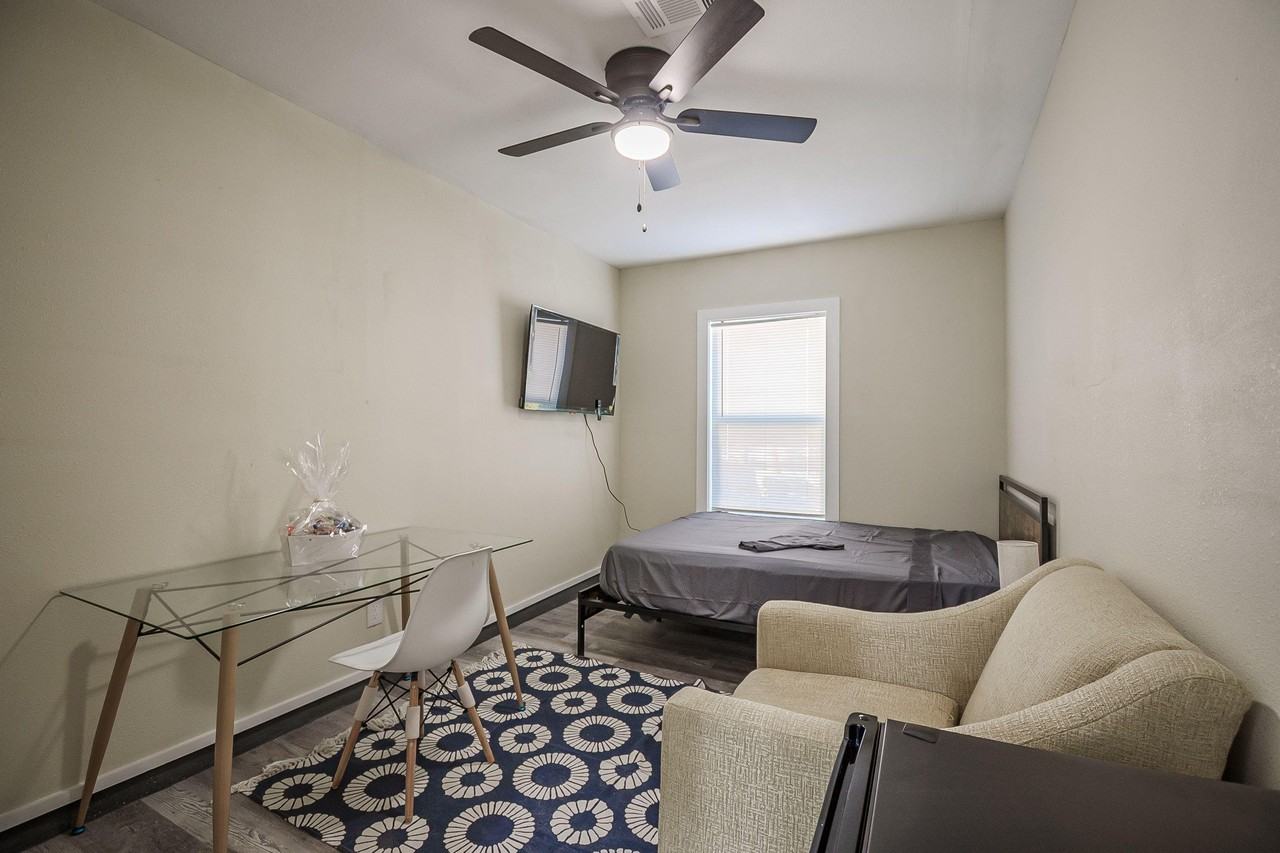 Cove Hollow Dr - Photo 7 of 10