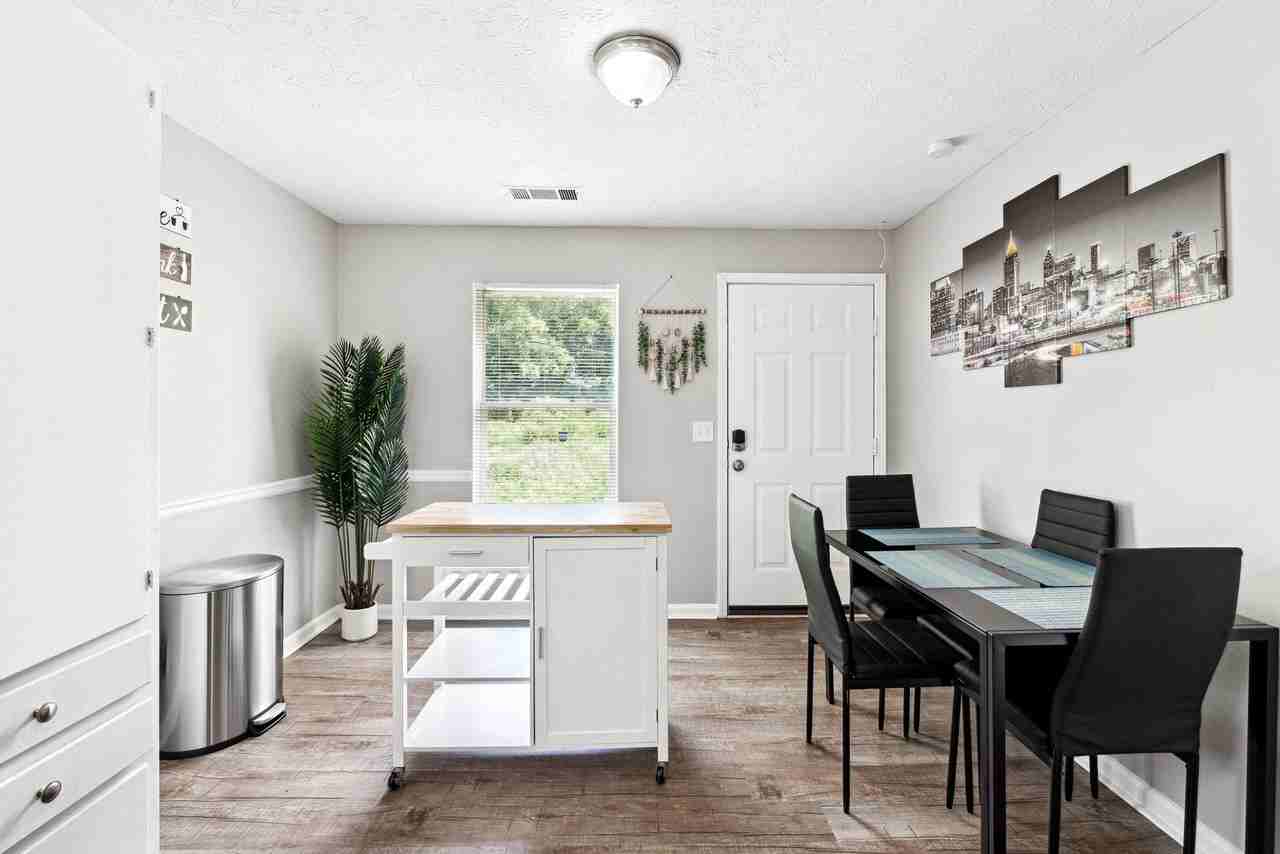 Ashton Ct - Photo 2 of 9