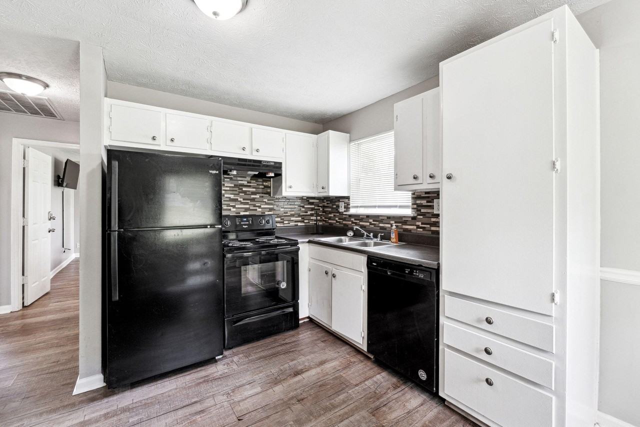 Ashton Ct - Photo 4 of 9