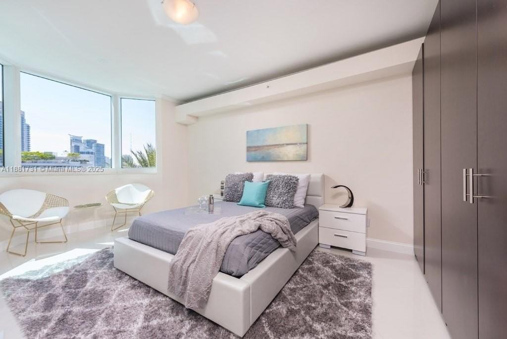 300 S Pointe Dr #706 - Photo 5 of 50