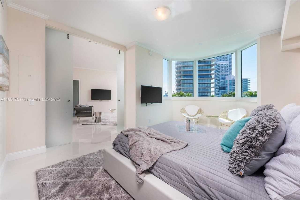 300 S Pointe Dr #706 - Photo 6 of 50