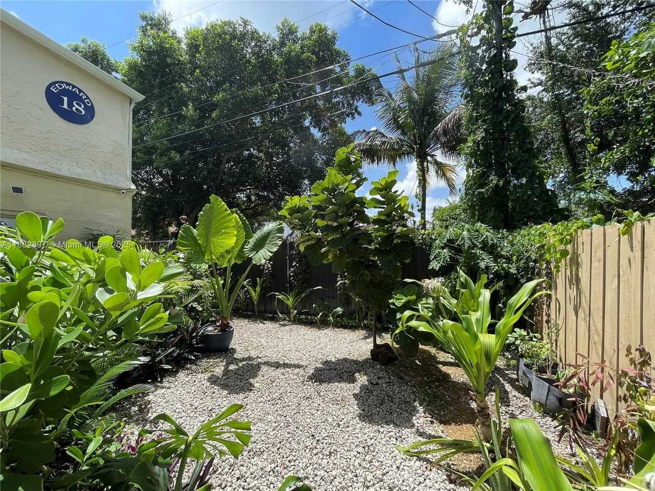 1060 Nw 47th St #5 - Photo 5 of 20