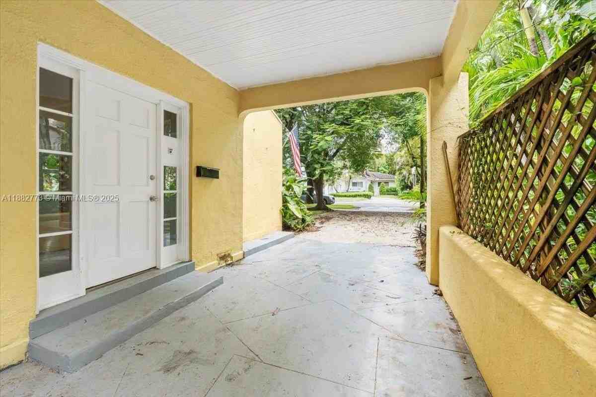 34 Sw 18th Rd #0 - Photo 3 of 36