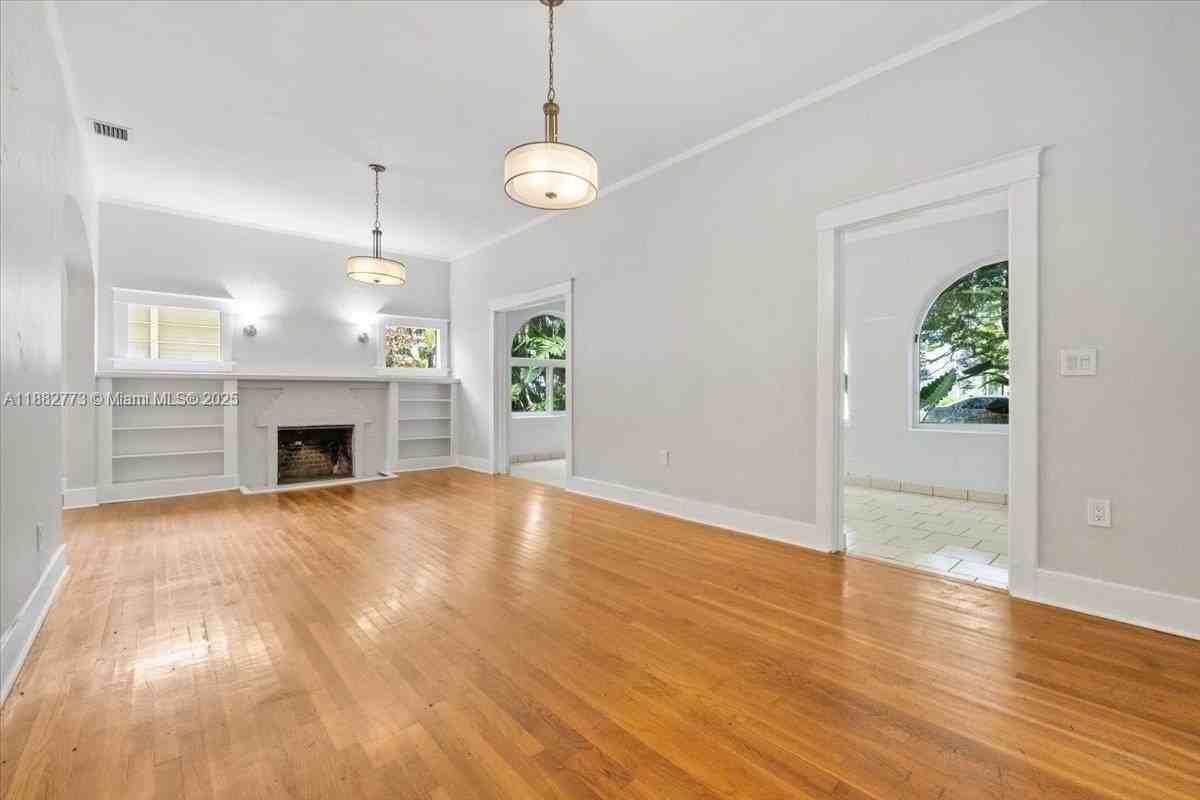 34 Sw 18th Rd #0 - Photo 5 of 36