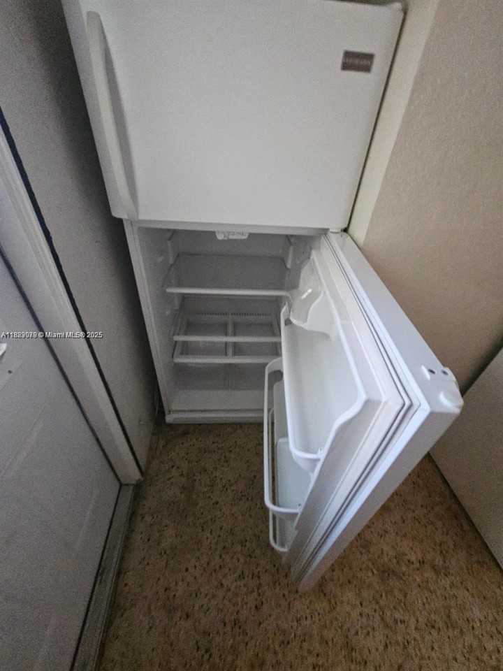 1219 Ne 6th St #1 - Photo 3 of 5