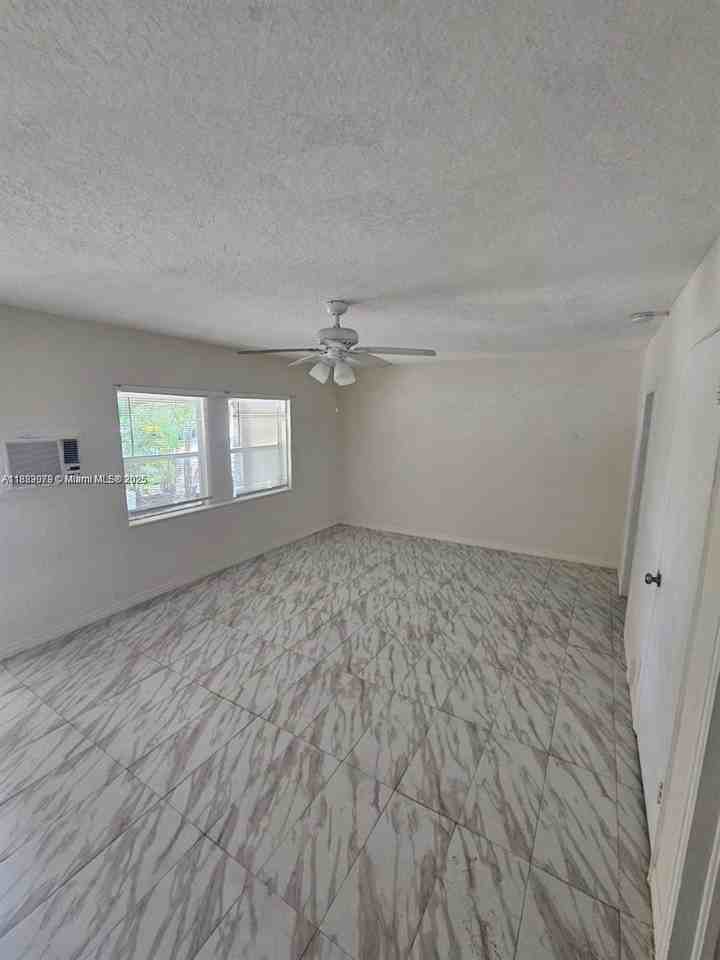 1219 Ne 6th St #1 - Photo 4 of 5