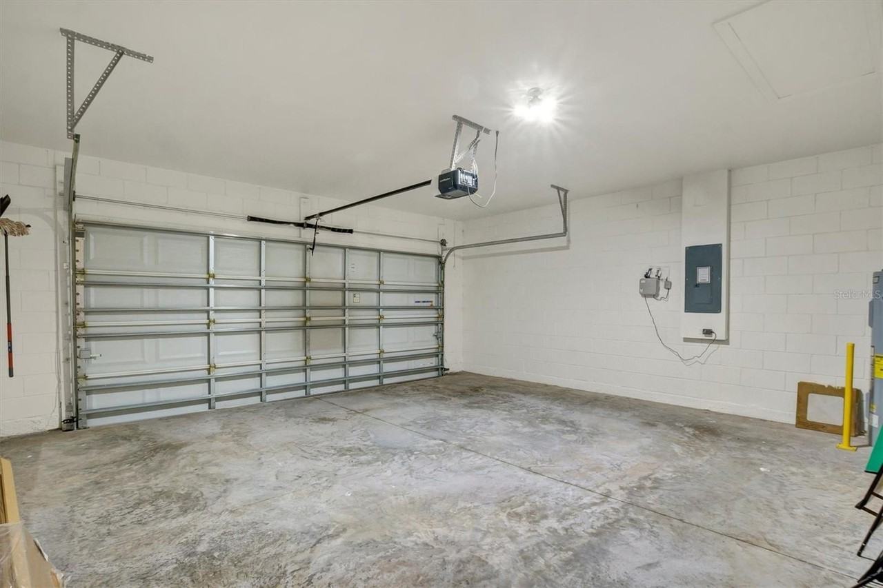 1022 Preserve Dr - Photo 4 of 33