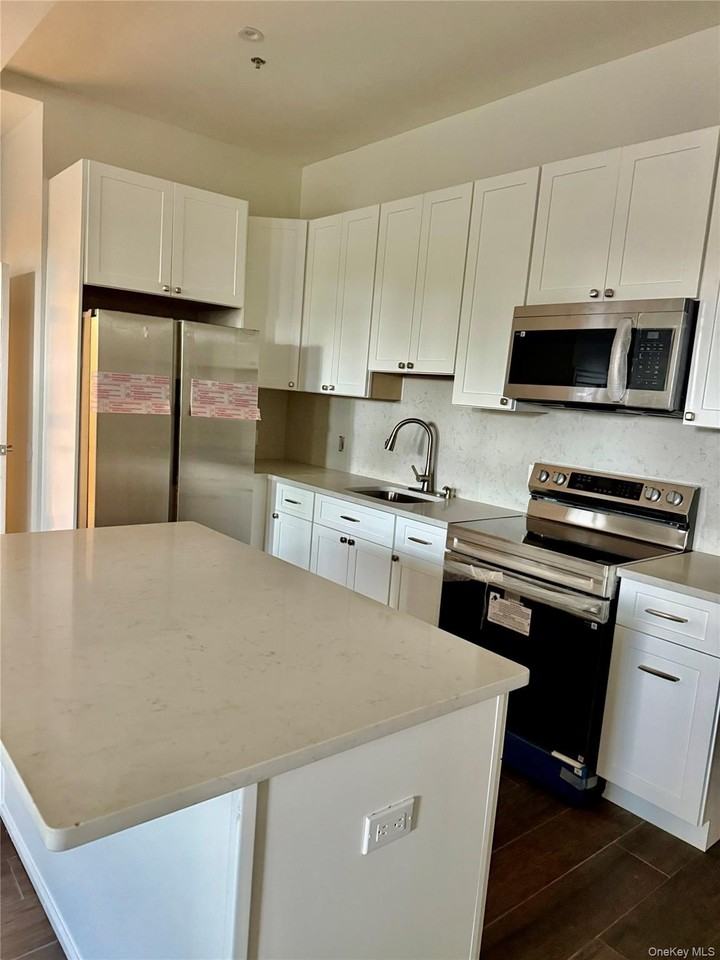 106 Hempstead Tpke - Photo 4 of 10