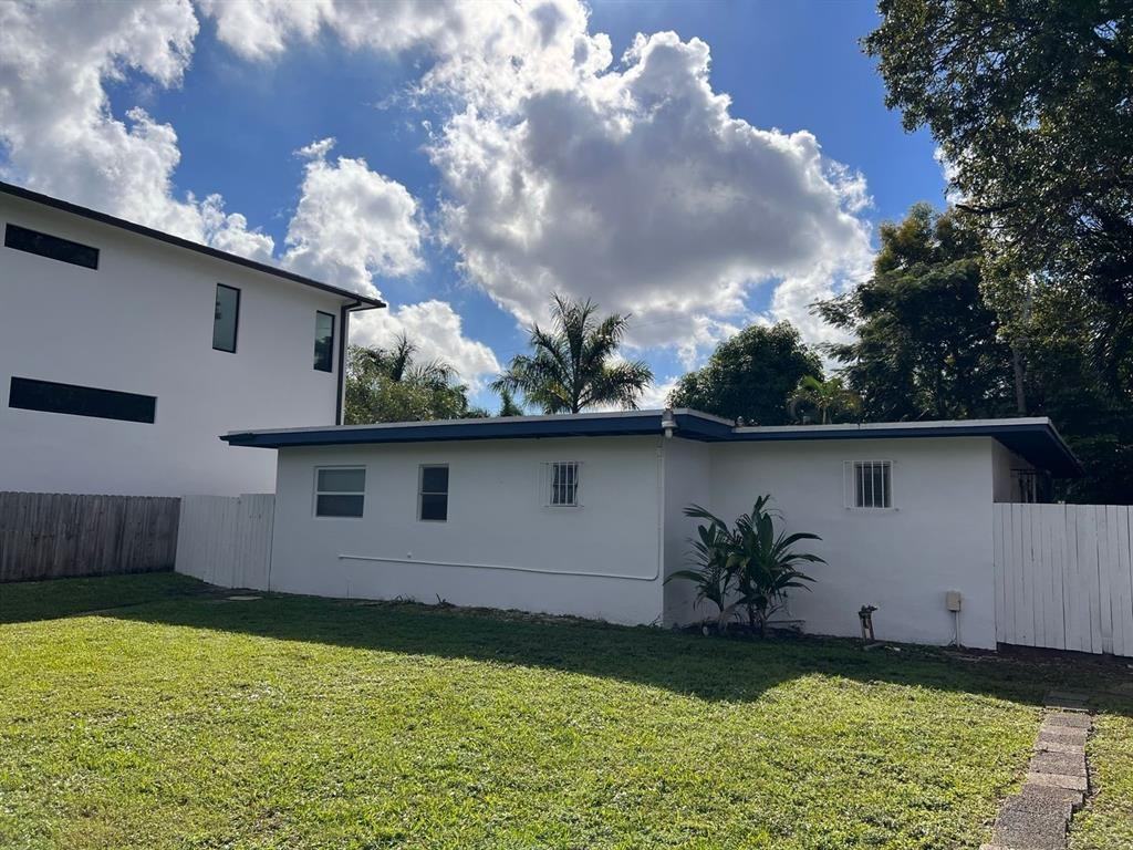 1018 Middle St Apt 2 - Photo 2 of 5