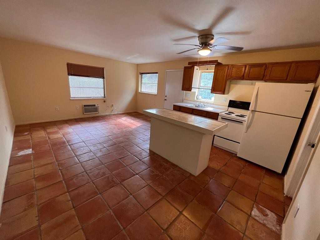 1018 Middle St Apt 2 - Photo 3 of 5