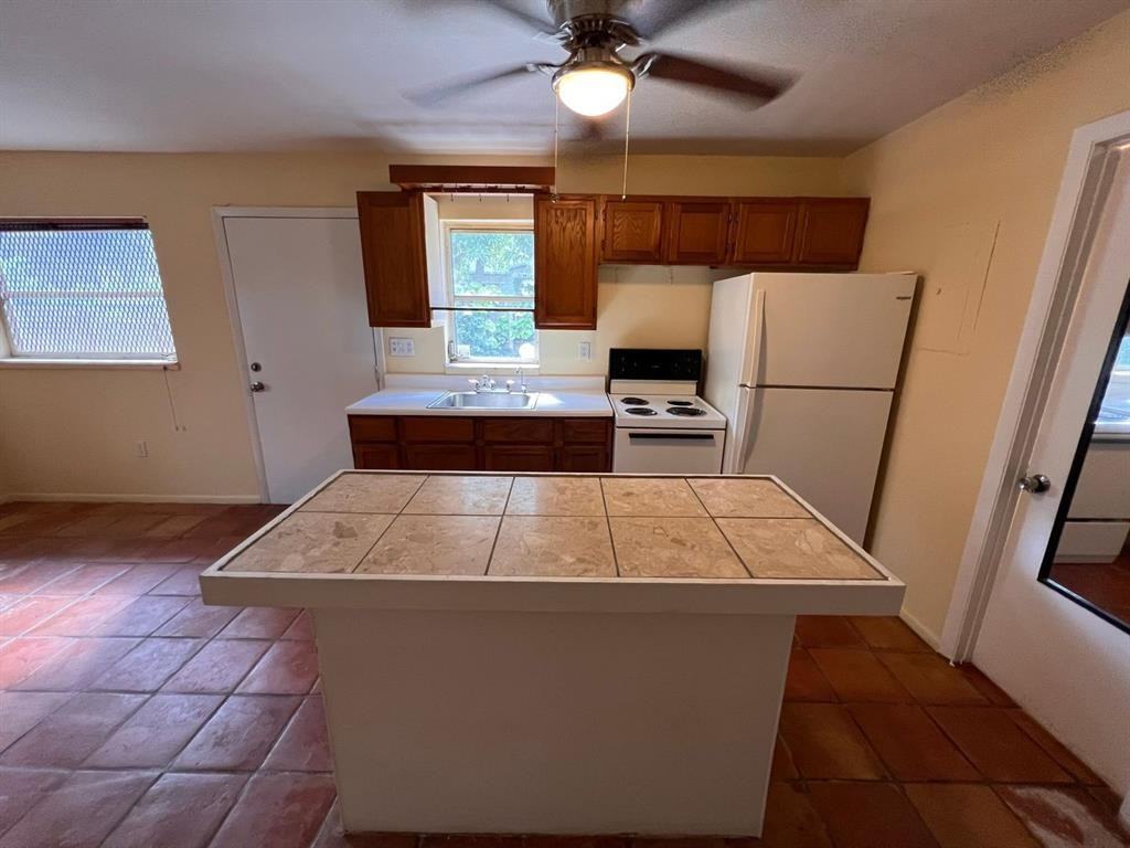 1018 Middle St Apt 2 - Photo 4 of 5