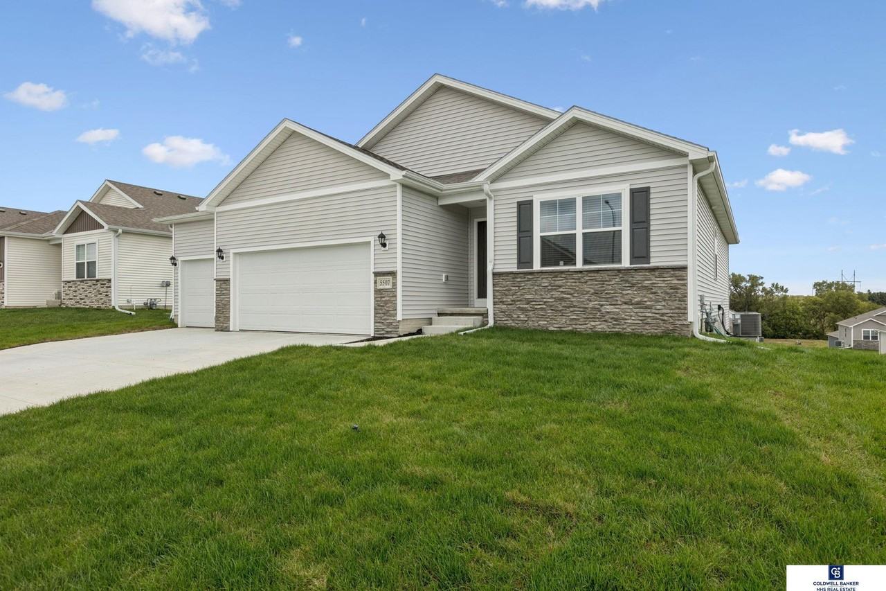 5507 N 188th St - Photo 2 of 35