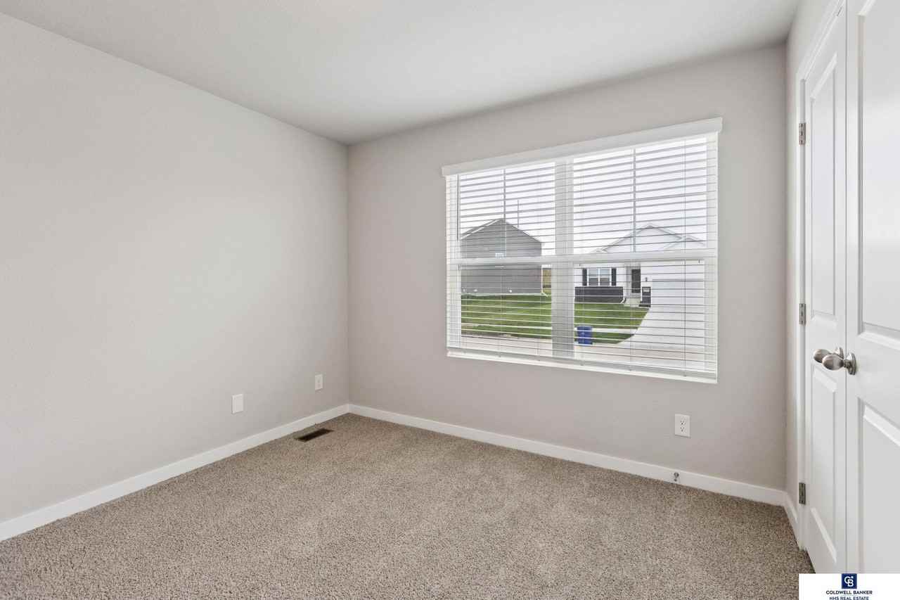 5507 N 188th St - Photo 4 of 35