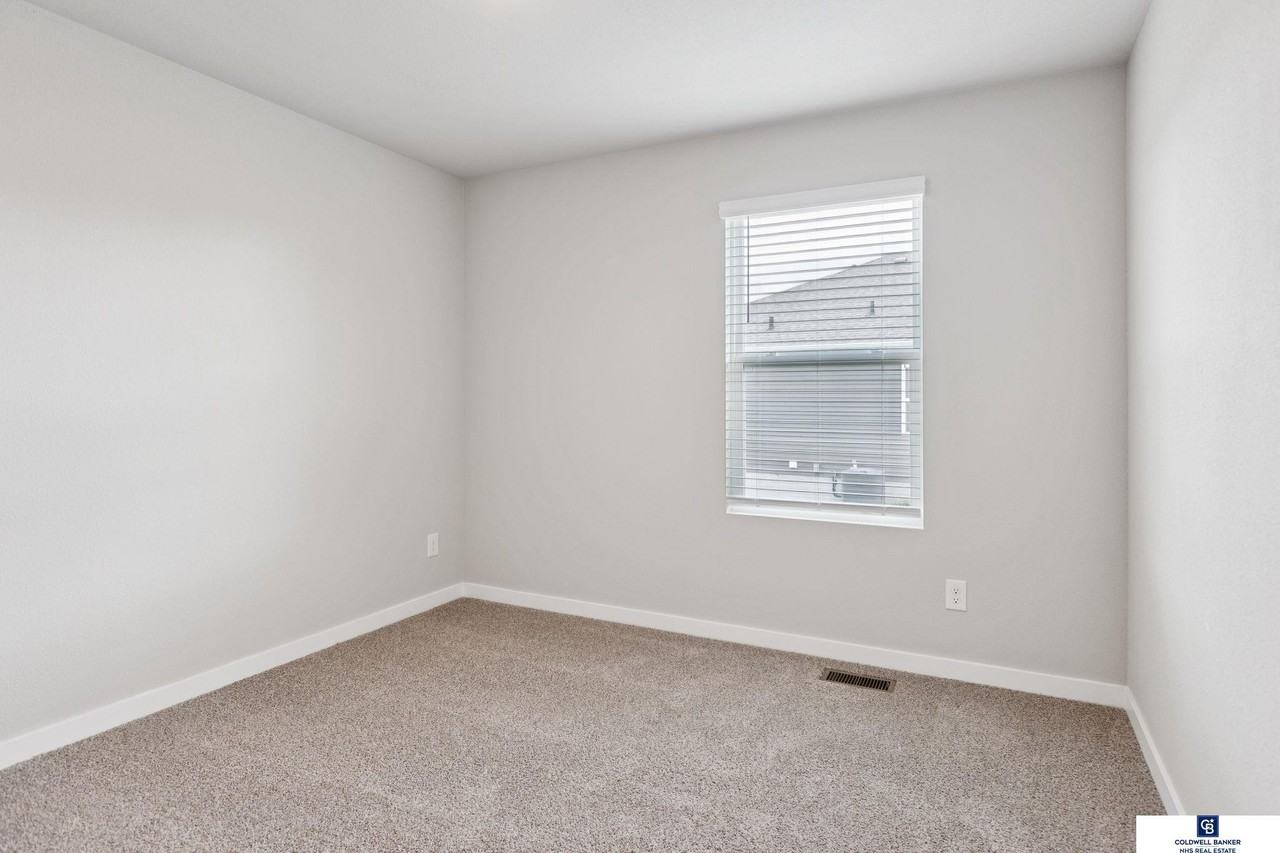 5507 N 188th St - Photo 7 of 35