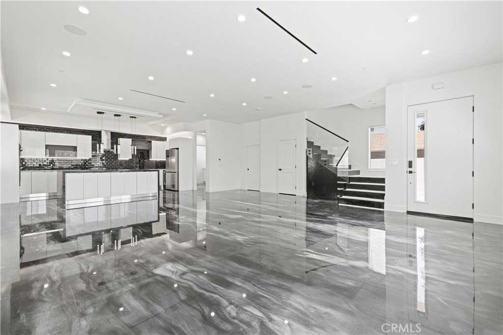 15209 Cohasset St - Photo 5 of 50