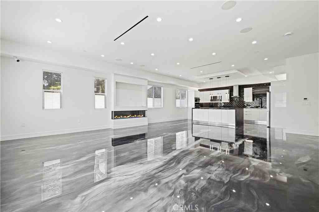 15209 Cohasset St - Photo 6 of 50