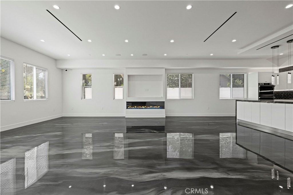 15209 Cohasset St - Photo 7 of 50