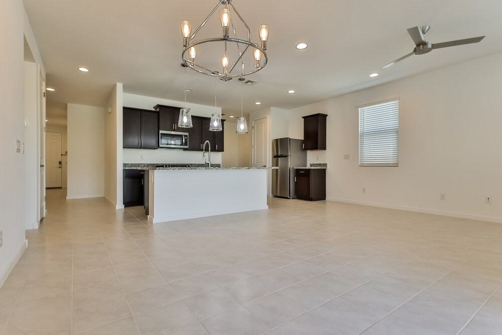 11008 W Parkway Dr - Photo 3 of 16