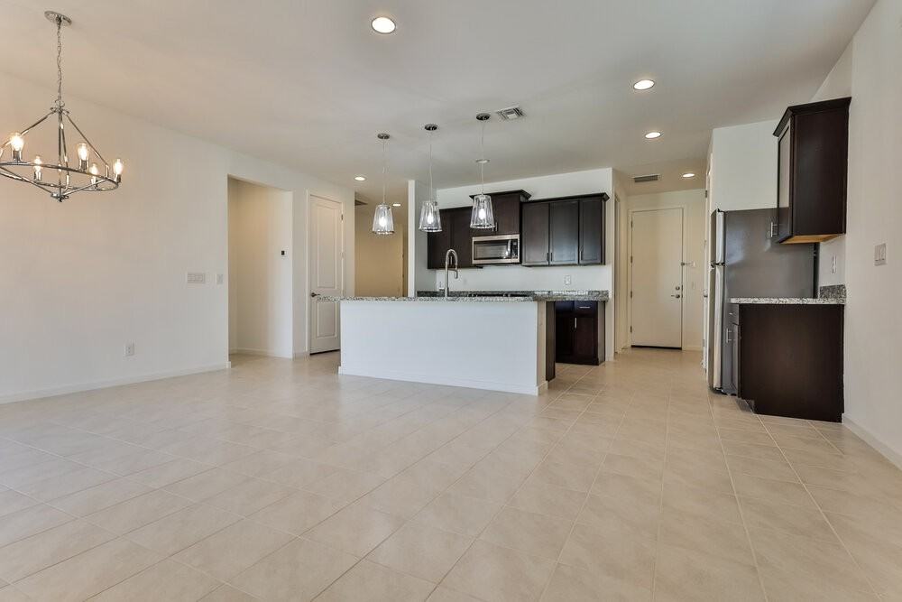 11008 W Parkway Dr - Photo 4 of 16