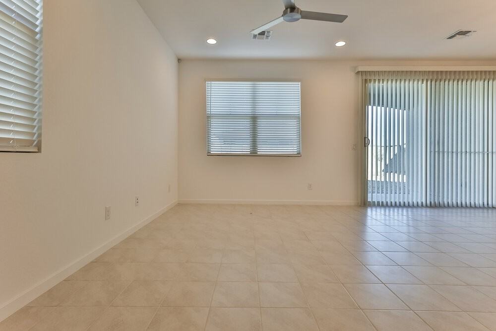 11008 W Parkway Dr - Photo 5 of 16