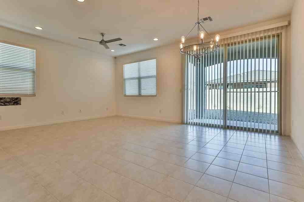 11008 W Parkway Dr - Photo 6 of 16