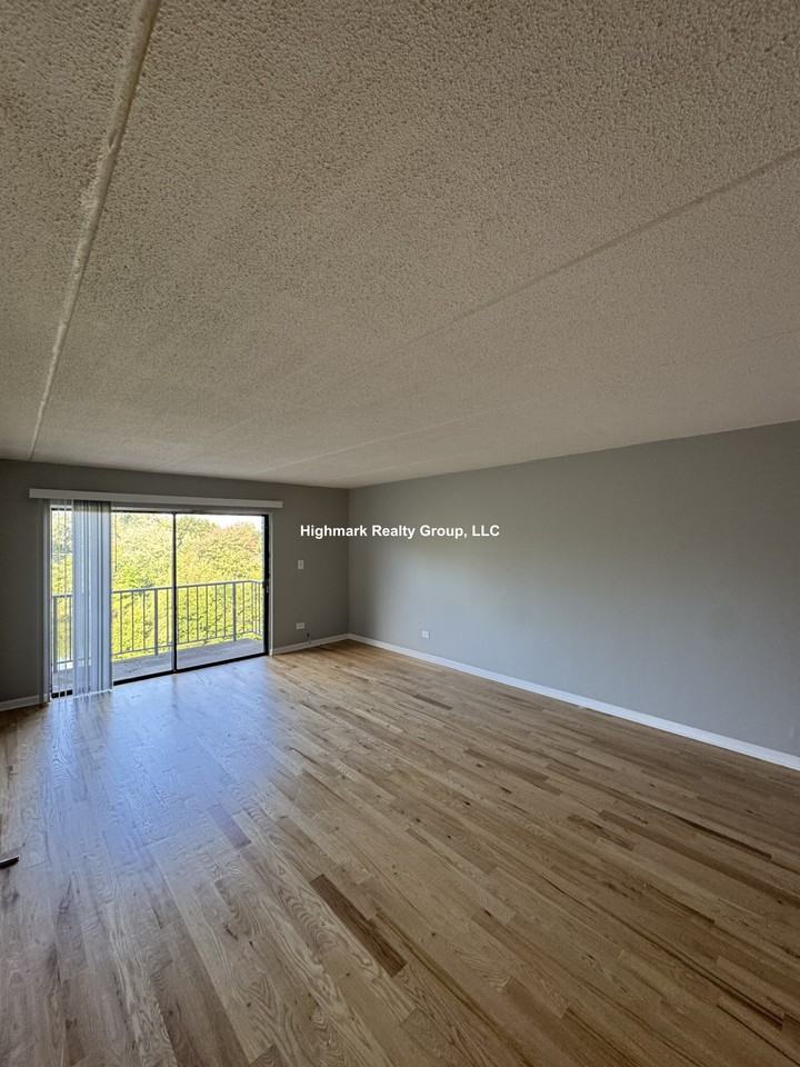 525 N Quentin Rd #317A - Photo 2 of 16