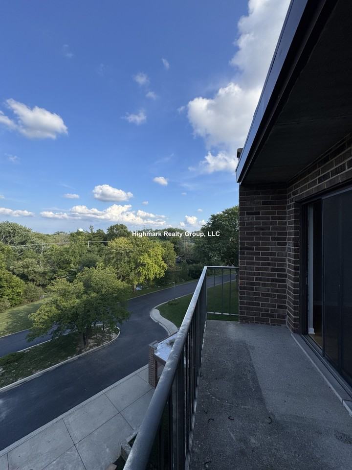 525 N Quentin Rd #408 - Photo 7 of 19