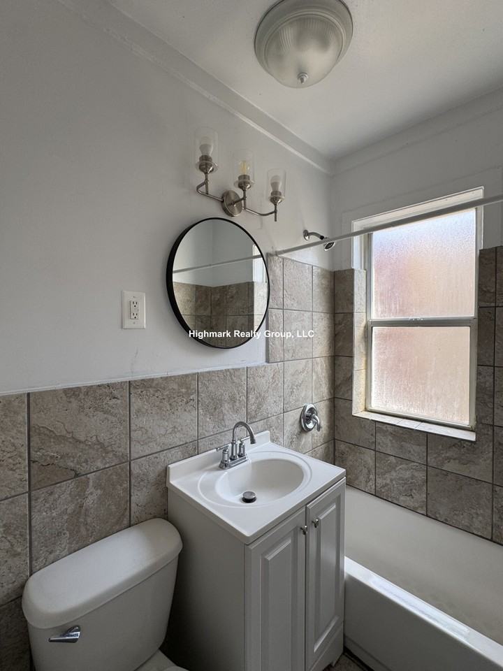 5672 N Ridge Ave #1A - Photo 4 of 10