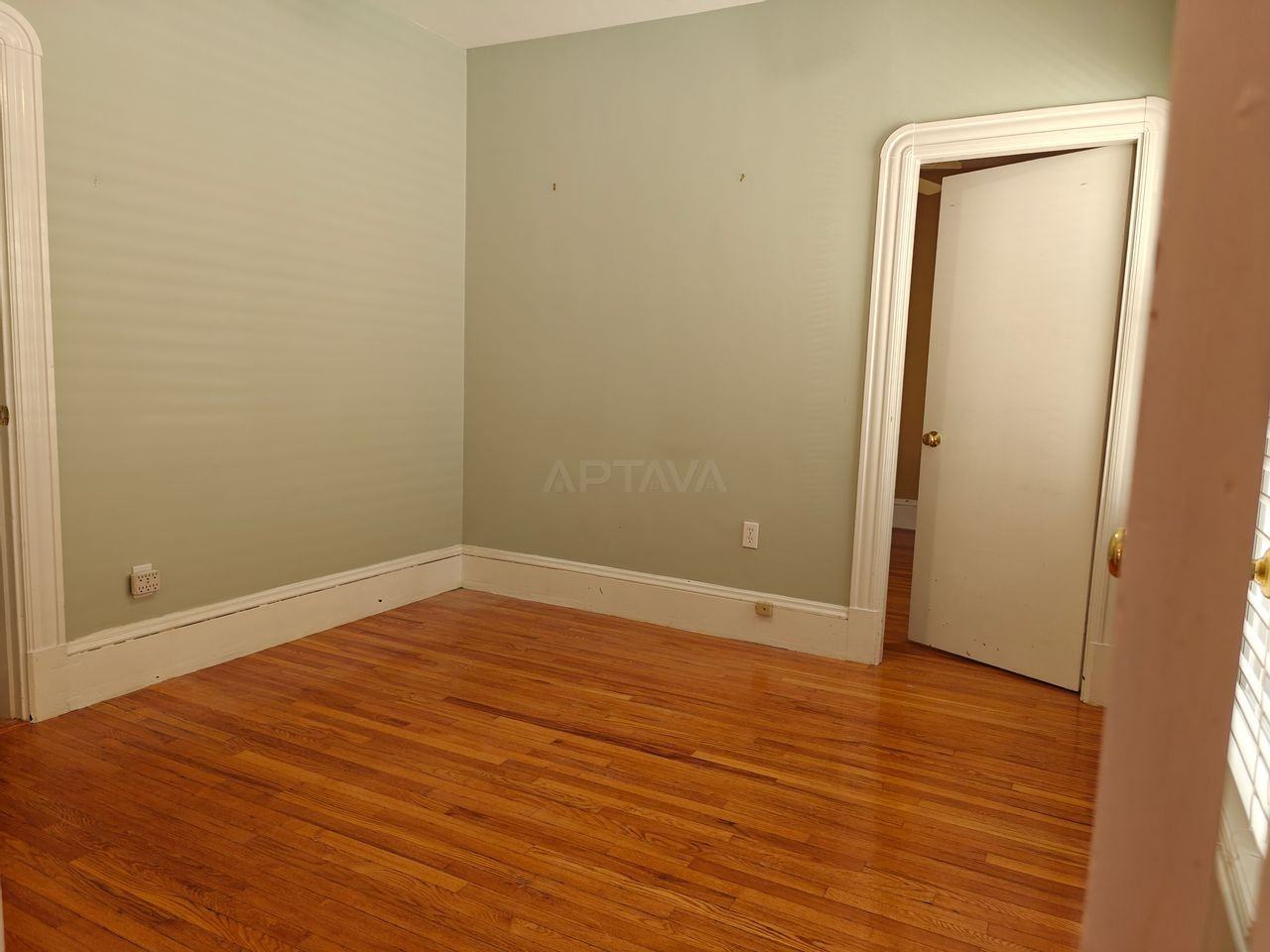 33 Hawthorne St #33 - Photo 3 of 7