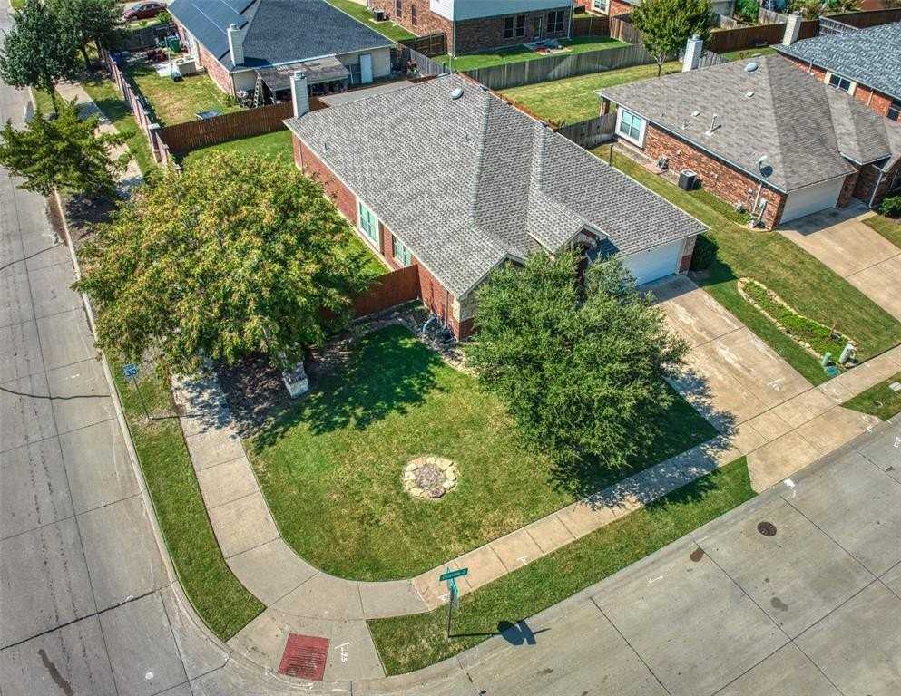 201 Clydesdale St - Photo 3 of 37