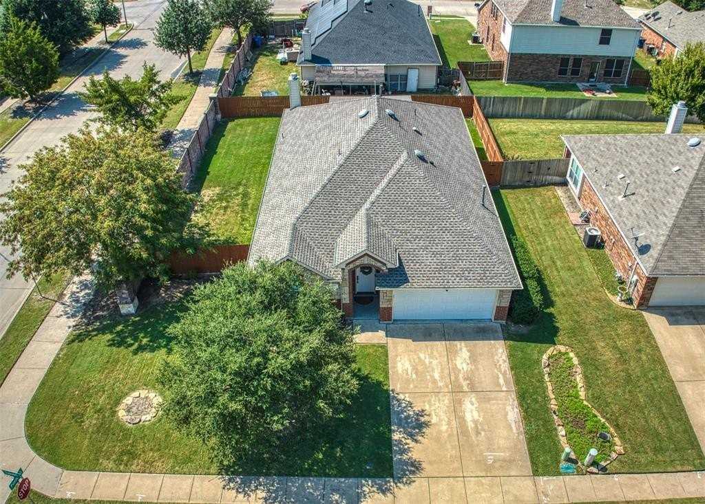 201 Clydesdale St - Photo 4 of 37