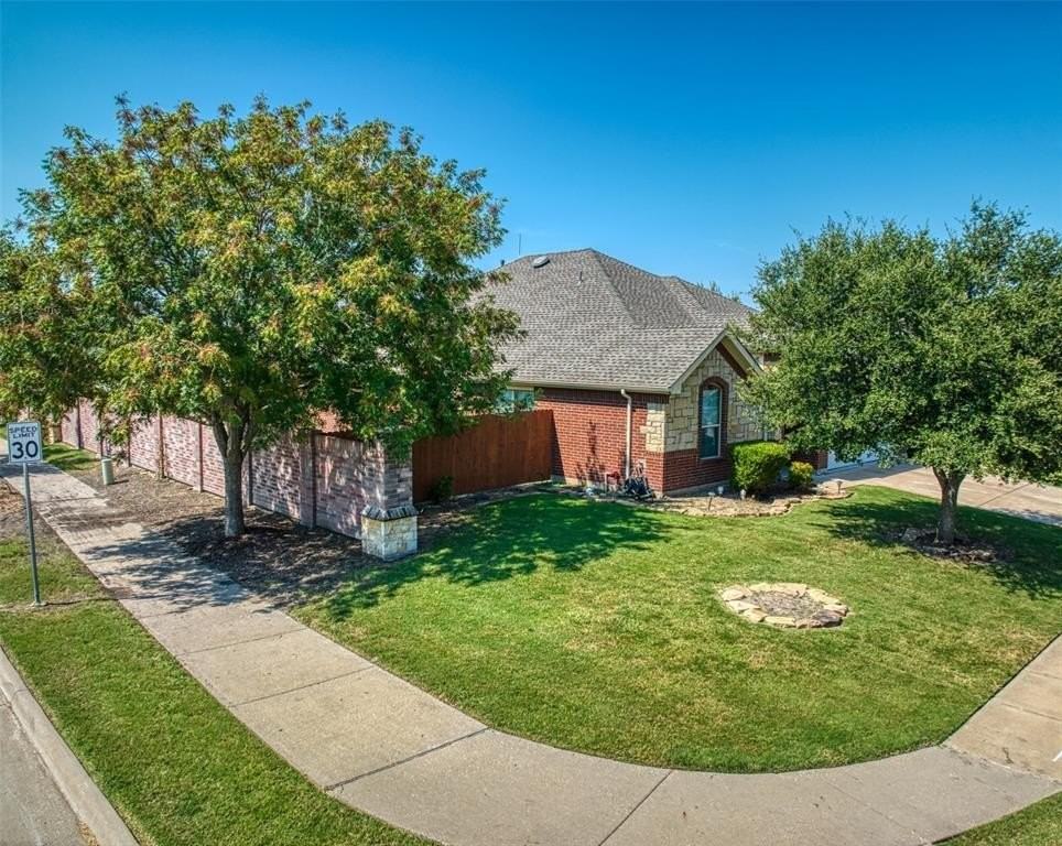 201 Clydesdale St - Photo 5 of 37