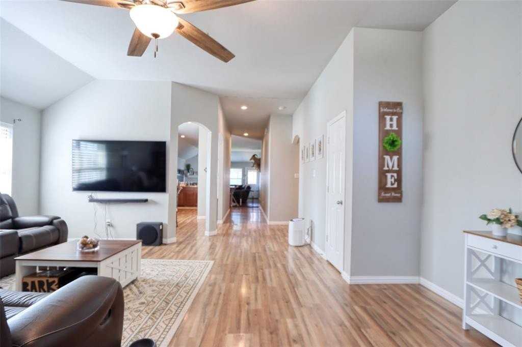 201 Clydesdale St - Photo 6 of 37