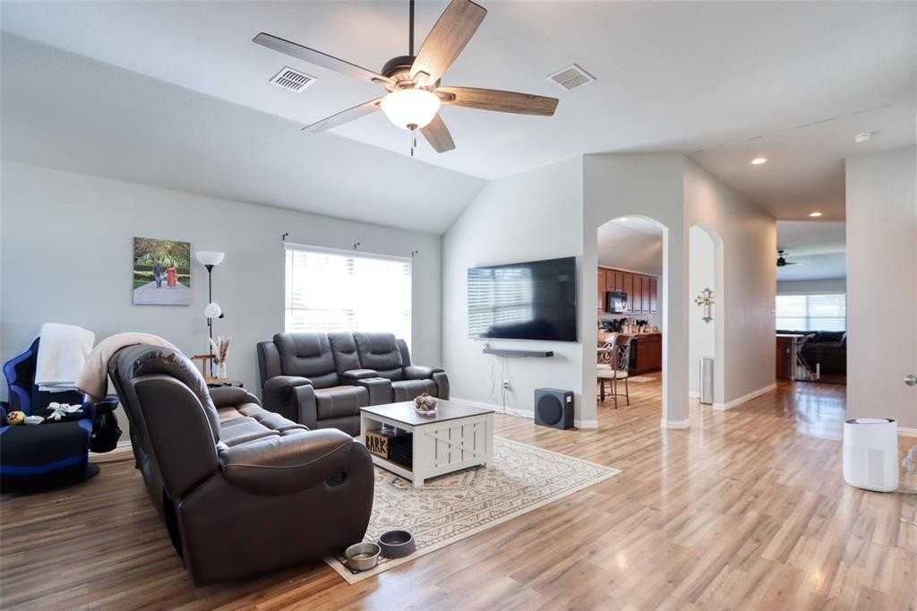 201 Clydesdale St - Photo 7 of 37